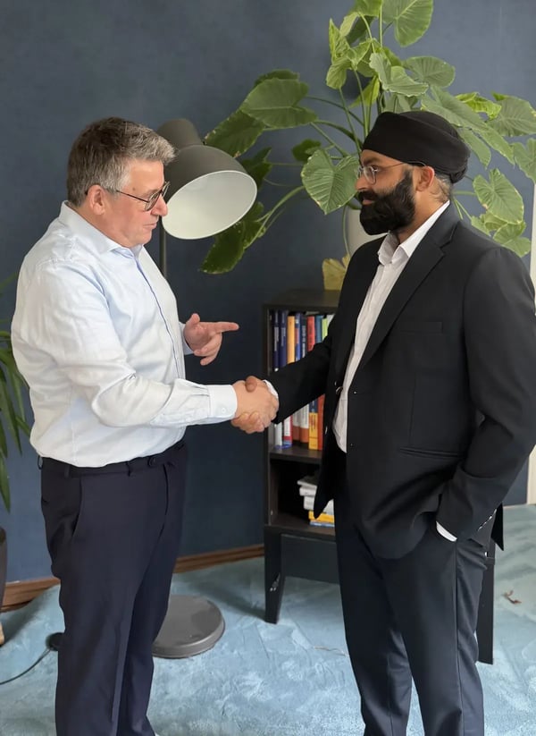 NEOdirect insurance advisor in a client meeting