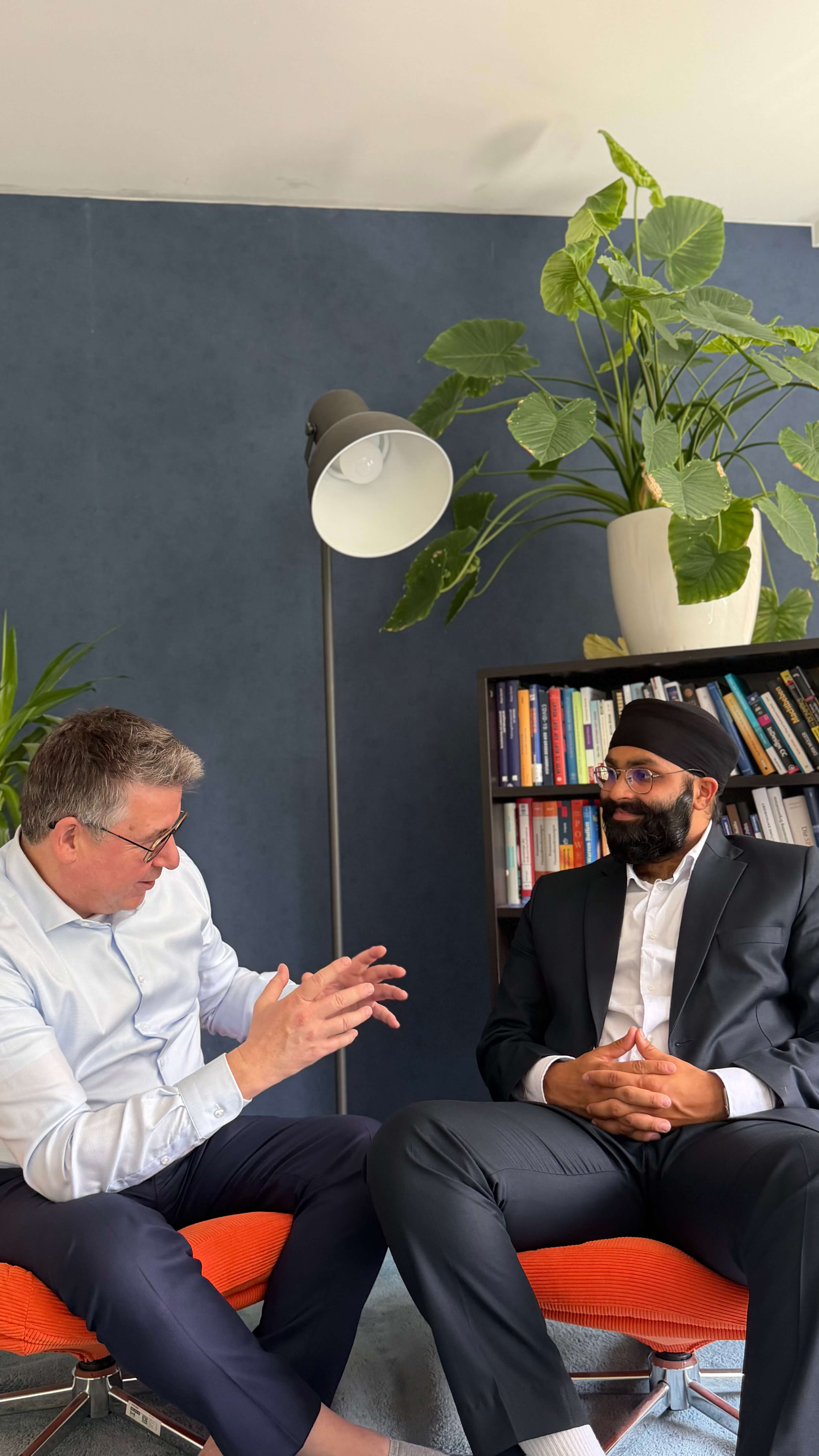A NEOdirect adviser in conversation with a client