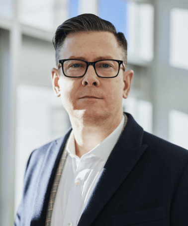 Experienced pension advisor helping expats with retirement planning in Germany